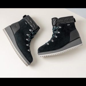 ***LIKE NEW UGG WATERPROOF WINTER BOOTIE